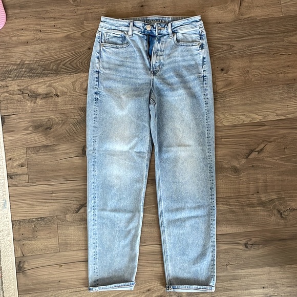 LIKE NEW American Eagle Mom Jeans Size 4 - Picture 6 of 11